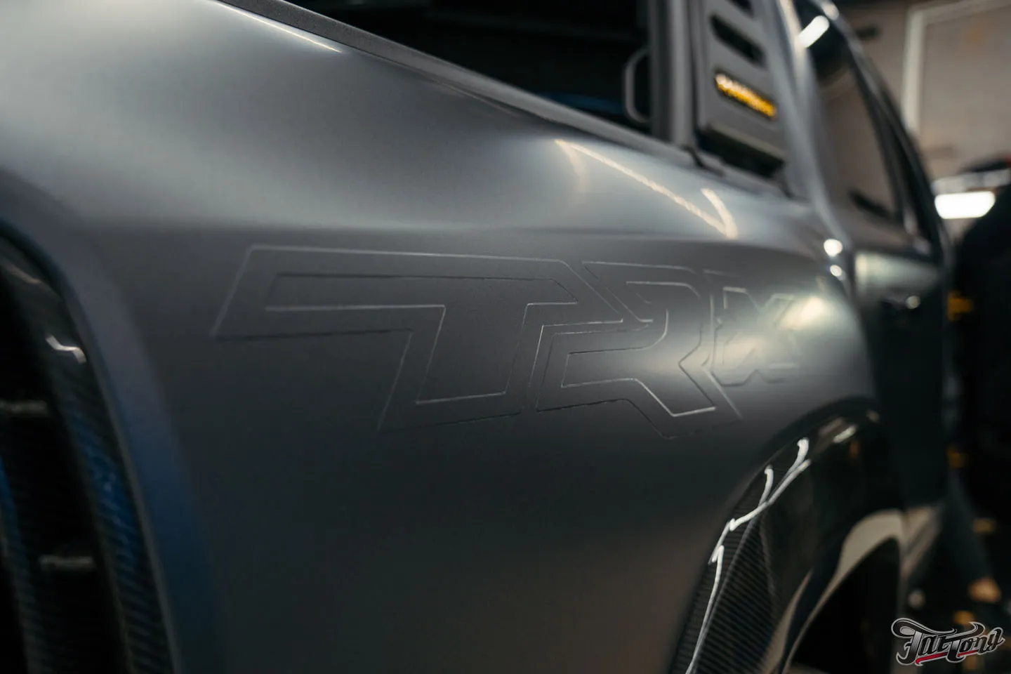 Что мы сделали с RAM TRX Hennessey Mammoth 1000?! Часть 1: автомобиль до начала работ, оклейка винилом и полиуретаном, татуировки в проемах